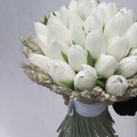 ::Minimal chic bridal bouquet with tulipes